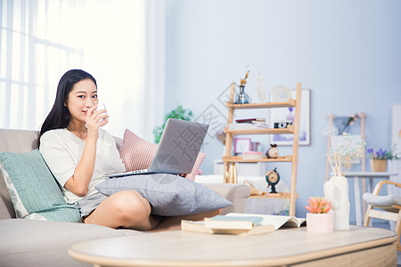 女性客厅玩电脑图片