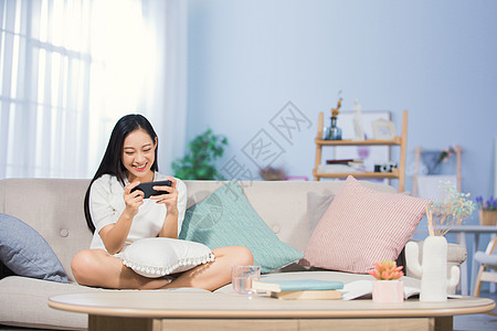 女性开心玩手机高清图片