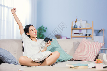 女性开心玩手机图片
