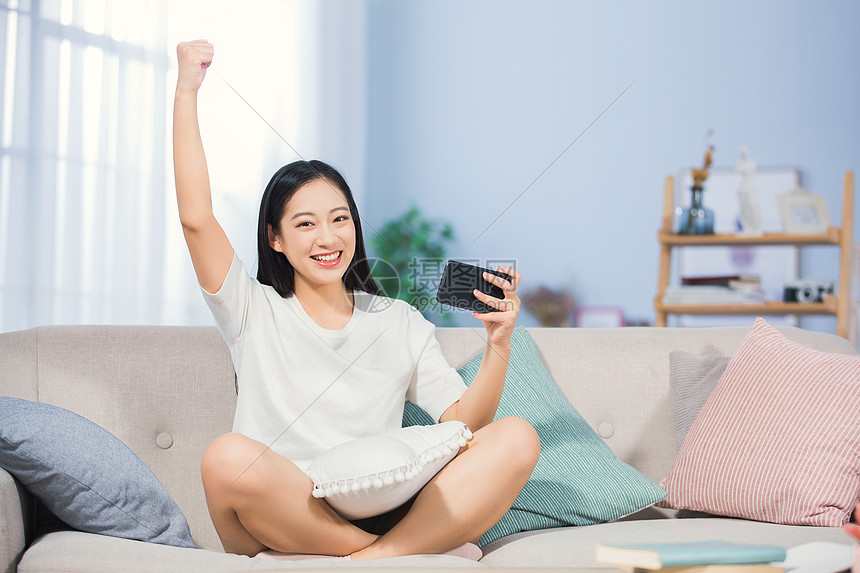 女性开心玩手机图片