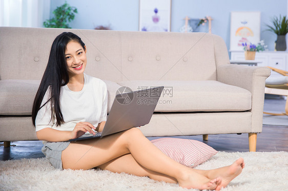 女性客厅使用电脑图片