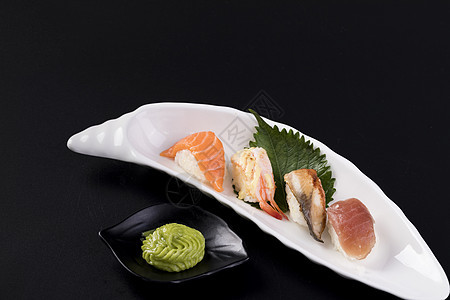 四种日料寿司组合图片