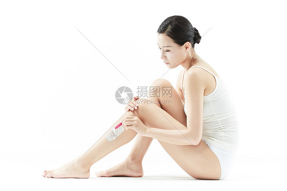 女性腿部使用褪毛器图片