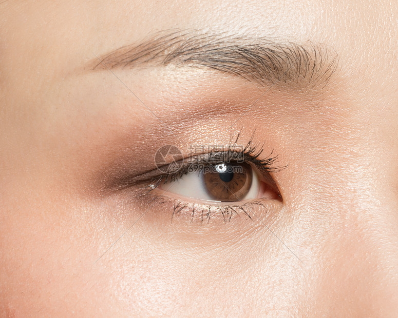 女性单眼眼妆展示