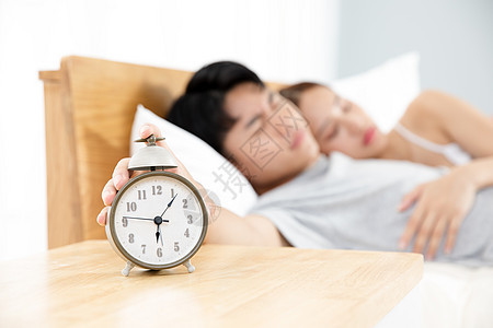 熟睡中的情侣按掉闹钟图片