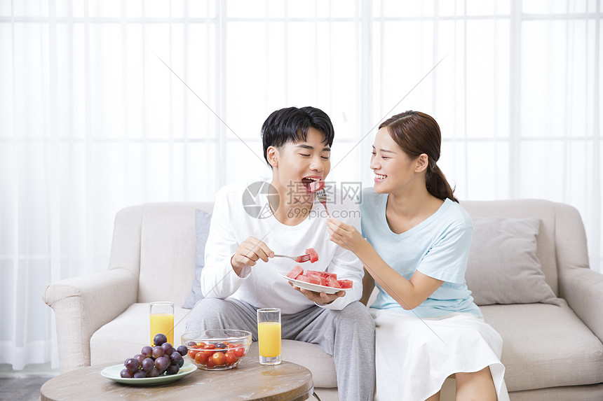 年轻情侣在家互喂水果图片