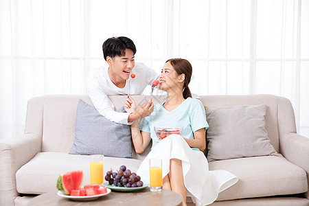 年轻情侣在家互喂水果高清图片