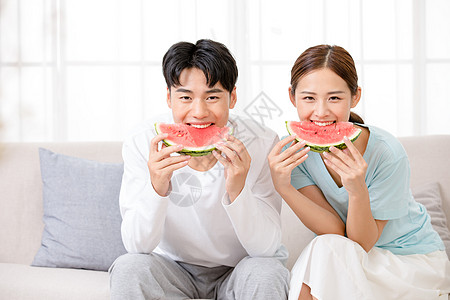 情侣在家一起吃西瓜图片