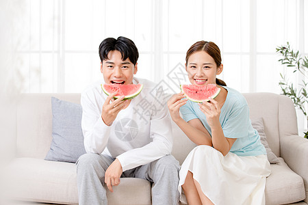 一起在家的夫妻情侣在家一起吃西瓜背景