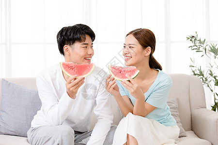 西瓜桃子情侣在家一起吃西瓜背景