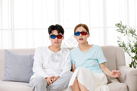 年轻夫妻在家用3D眼镜看电影图片