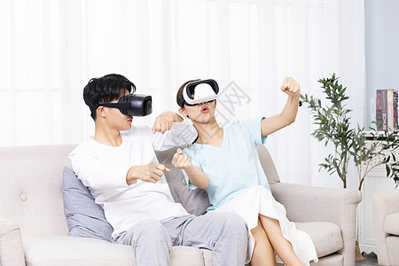 年轻情侣居家体验VR图片