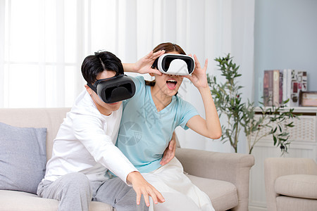 年轻情侣居家体验VR图片