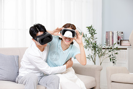 年轻情侣居家体验VR图片