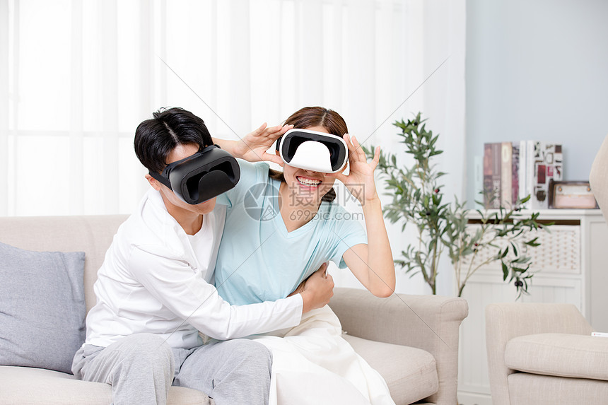 年轻情侣居家体验VR图片