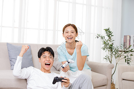 情侣在家里客厅一起打游戏图片
