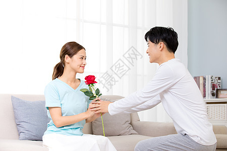 丈夫向妻子赠送玫瑰图片