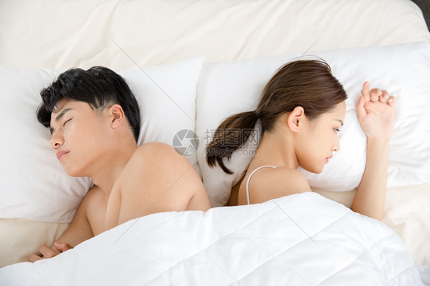 年轻情侣背对背睡觉图片