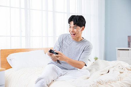 男性在家开心玩游戏图片