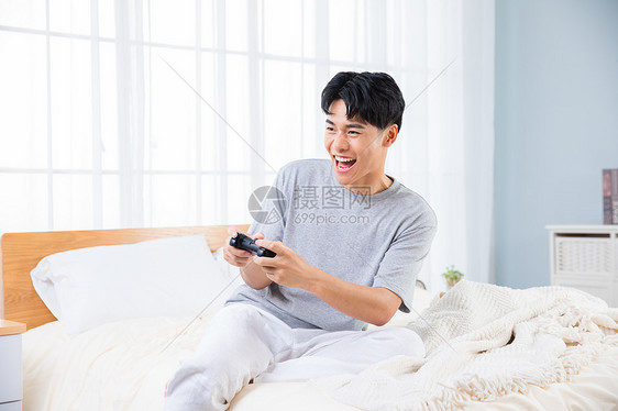 男性在家开心玩游戏图片