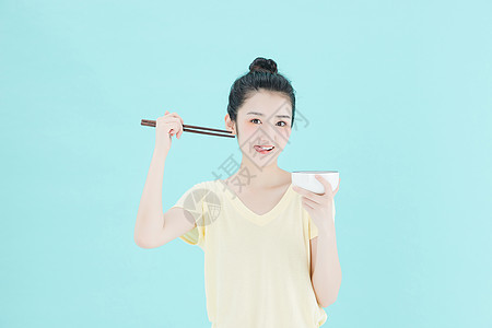 可爱女性手拿碗筷图片