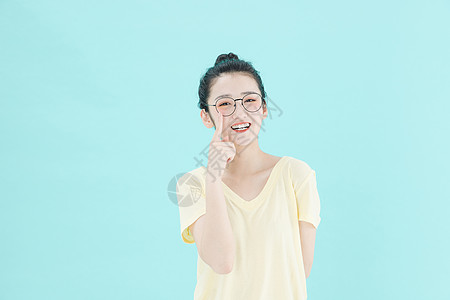 可爱女生人物可爱女生推眼镜背景