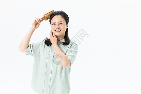 中年女性梳头图片