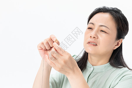 中年妈妈简笔画中年女性穿针引线背景
