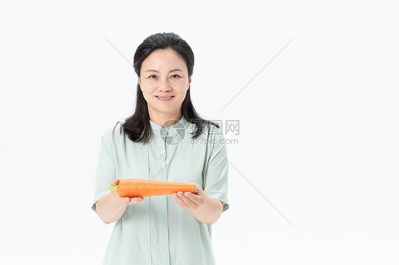 中年女性手拿胡萝卜图片
