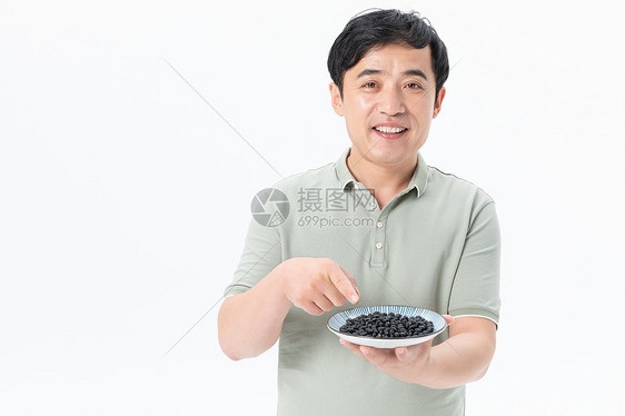 中年男性吃黑豆图片