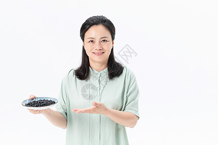 中年女性吃黑豆高清图片下载 正版图片 摄图网