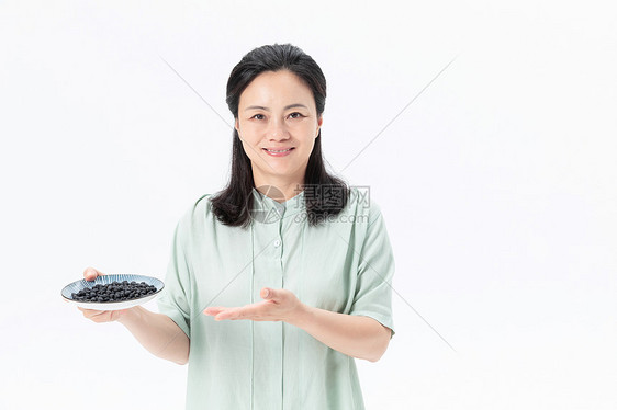 中年女性吃黑豆图片