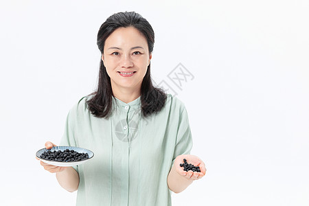 中年女性吃黑豆图片
