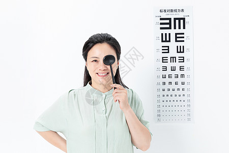 中年女性检查视力背景图片