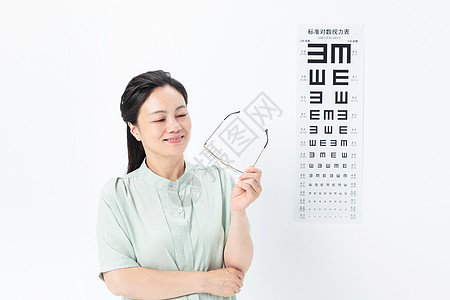 中年女性戴近视眼镜背景图片