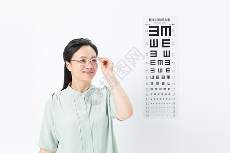 保护眼睛中年女性戴近视眼镜背景