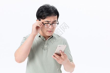 中年人近视眼镜看手机高清图片