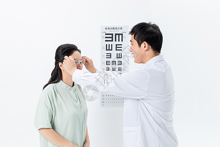 医生病人测视力眼科医生给病人配眼镜背景