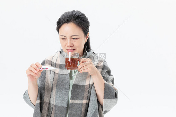 中年女性感冒喝药图片