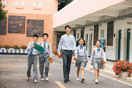 老师与学生边走边讨论问题图片