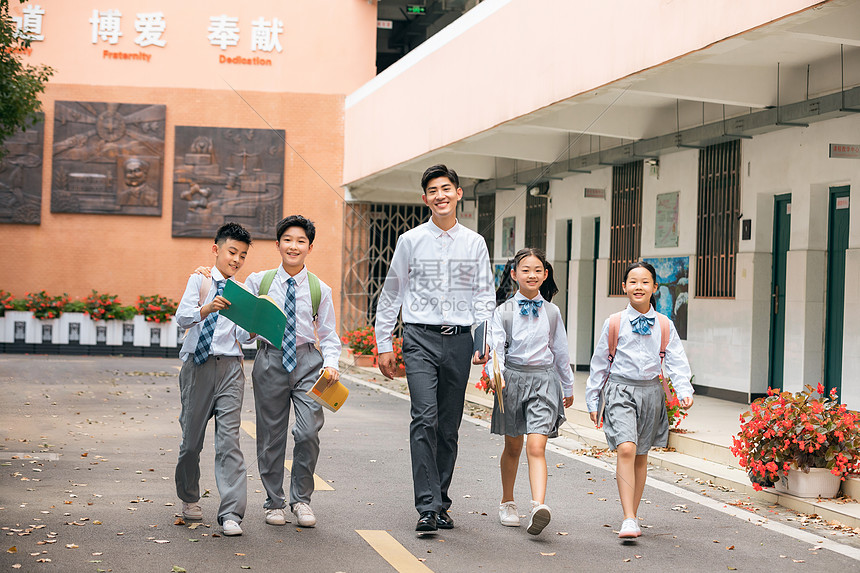 老师与学生边走边讨论问题图片