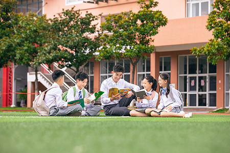 老师和学生坐在操场上讨论图片