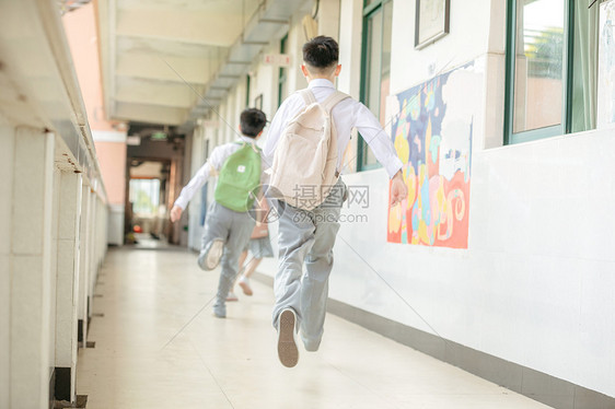 小学生教室走廊奔跑图片