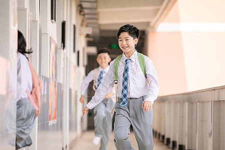 小学生教室走廊奔跑图片