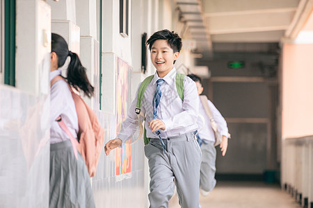 小学生教室走廊奔跑图片