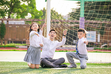 老师与学生课间操场活动图片