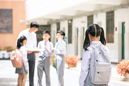 小学生背影背景图片