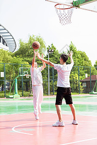 父子户外篮球场运动打篮球背景图片