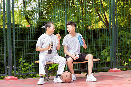 惬意生活父子户外篮球场运动打篮球背景