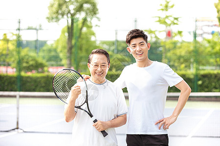 父子户外网球场运动背景图片